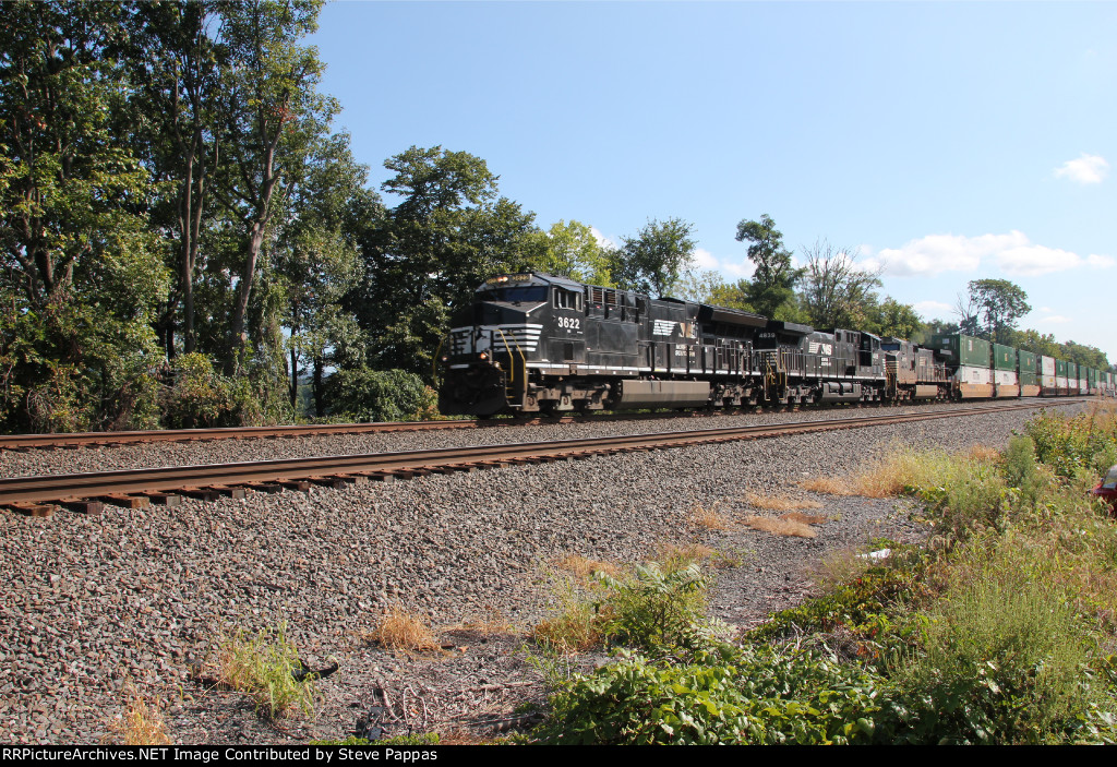 NS 3622 with a westbound train